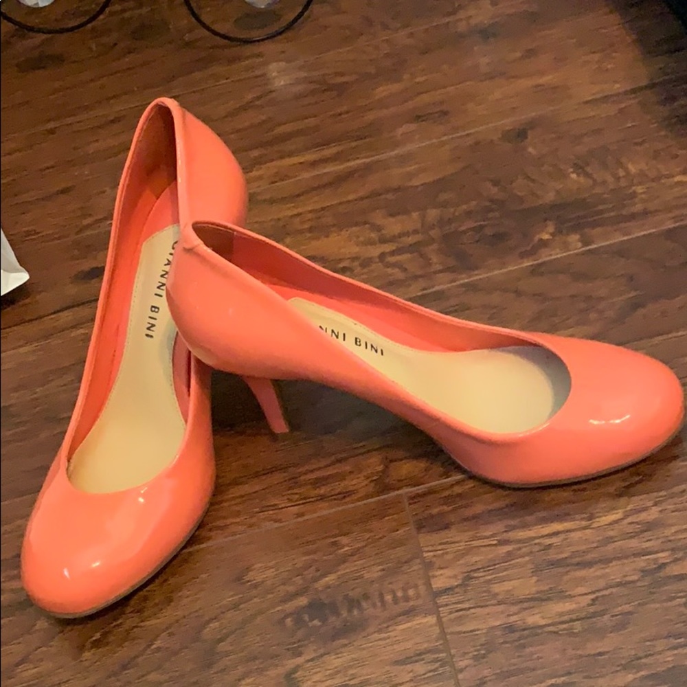 Gianni Bini NWOT Coral patent Heels